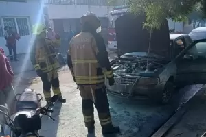 Se incendi un auto en la Capital