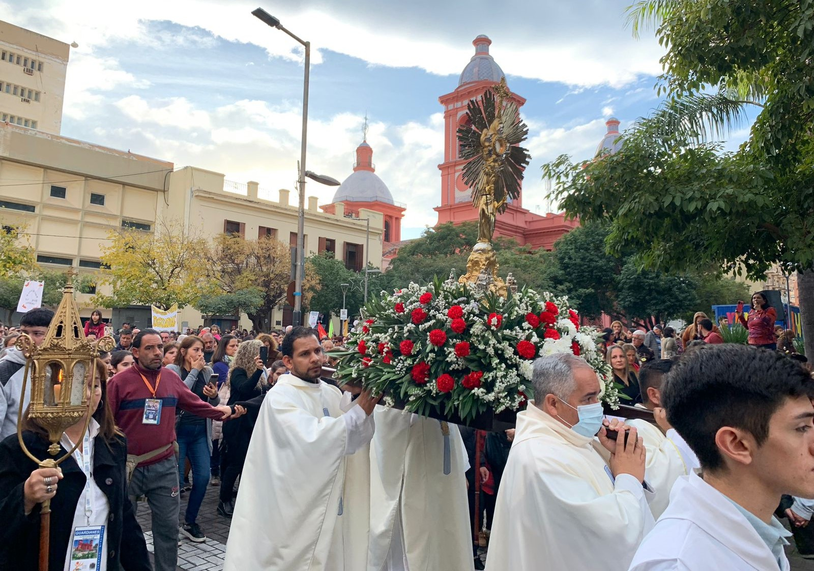 Cientos de fieles acompañaron la celebración de Corpus Christi en el ...