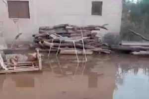 Desbord un canal de riego e inund una vivienda