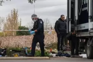 Un hombre apual a su amigo en el cuello luego de una discusin