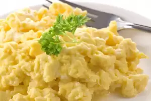 C�mo hacer huevos revueltos sin ensuciar sart�n y en 5 minutos