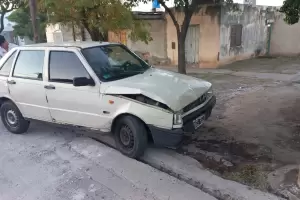 Conductor se estrell contra un poste de la luz