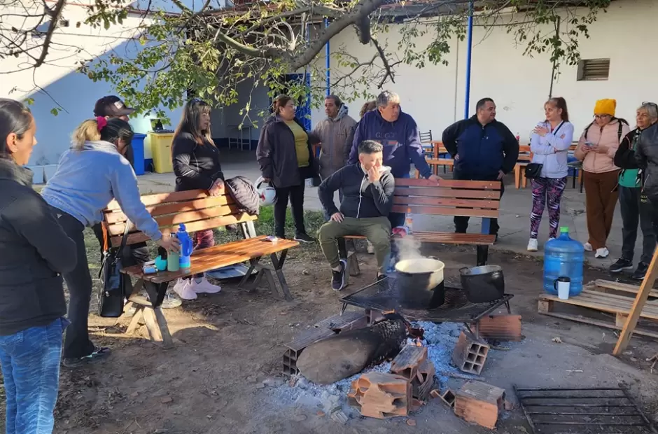 Los trabajadores de Textilcom con la visita de Luis lamo