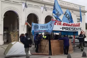 Se profundiza el reclamo salarial en la Capital y el SOEM inici un acampe frente al Palacio Municipal