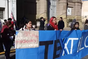 Trabajadores despedidos de Textilcom volvieron a marchar exigiendo respuestas