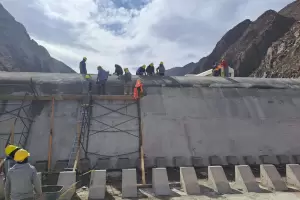 Reinversin de fondos mineros: avanzan obras del azud nivelador y acueducto en Fiambal