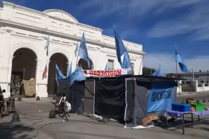 En la tercera semana de paro, la Capital no logr destrabar el conflicto salarial y contina el acampe