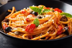 C�mo hacer espaguetis a la puttanesca: la receta tradicional para vivir todo el sabor de Italia