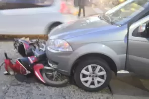 Fuerte choque en el centro: la motociclista fue derivada al "San Juan"