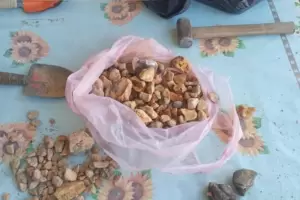 Policas aprehenden a dos hombres y secuestran 16 kg de rodocrosita