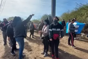 Mujeres se encadenaron frente Casa de Gobierno en reclamo por la baja de Potenciar Trabajo