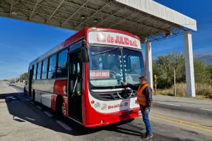 Multaron a una empresa de colectivos por cobrar y vender pasajes sobre el valor de la tarifa vigente