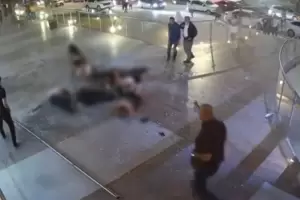 En Mxico colaps la baranda del balcn de un bar y hay al menos dos muertos