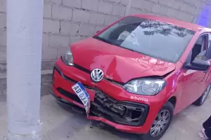 Conductora perdi el control y termin contra un poste de luz