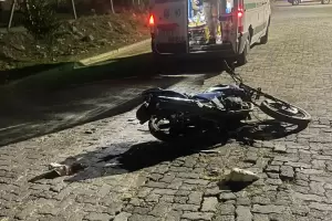 Intent esquivar un pozo y termin derrapando