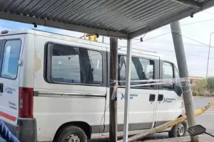 Una combi de la Capital perdi el control y choc contra tres postes de luz