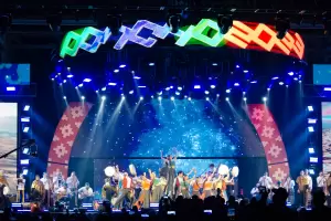 As se vive el Da del Amigo en la Sexta luna del Festival del Poncho en el Escenario Mayor