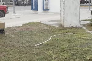 Increble: plaza sin luz y aspersores regando los postes del tendido elctrico