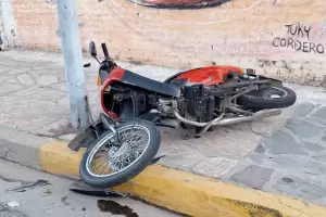 Choque en pleno centro: motociclista termin lesionada
