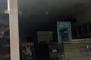 Reventaron la vidriera de una heladera: hay un detenido