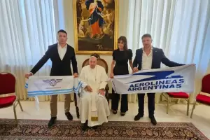 El Papa se mostr con una bandera de Aerolneas en medio del tratamiento de la Ley Bases