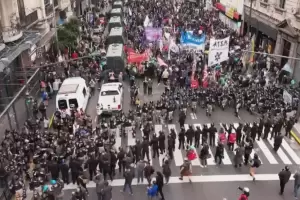 La polica desaloja a los manifestantes que protestan contra la Ley Bases