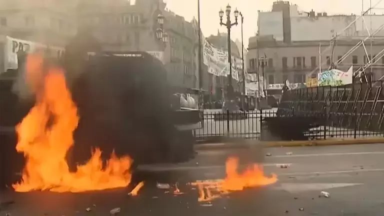 Tiran bombas molotov en medio de la protesta contra la Ley Bases frente al Congreso