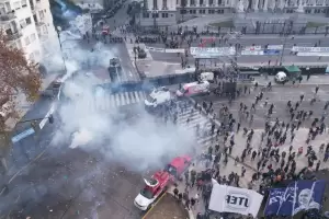 Tiran bombas molotov en medio de la protesta contra la Ley Bases frente al Congreso