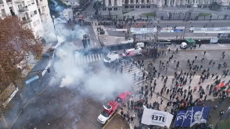 Tiran bombas molotov en medio de la protesta contra la Ley Bases frente al Congreso