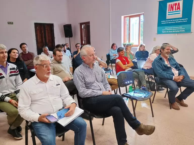 Se llev a cabo una reunin interregional del Comit de Crisis por langostas