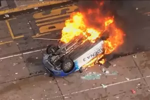 Manifestantes incendiaron un mvil de Cadena 3 frente al Congreso