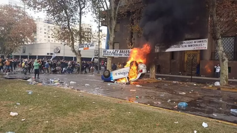 Incendiaron el mvil de Cadena 3 en la movilizacin frente al Congreso