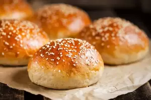 Pan de hamburguesas hecho con pur� de papas: una receta que no puede faltar en tu cocina