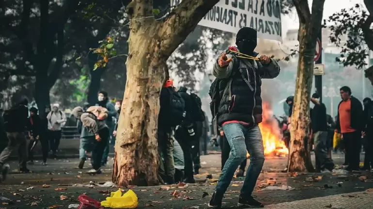 los manifestantes incendian autos y hay enfrentamientos con la polica