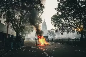 Los manifestantes incendian autos y hay enfrentamientos con la polica