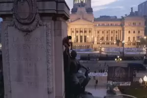 Un hombre desnudo se trep al Monumento de los Dos Congresos durante las protestas