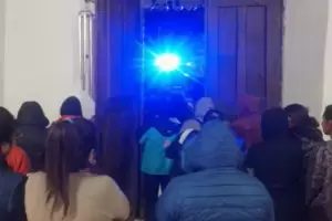 Vecinos tomaron la capilla de Hualfn, en protesta a la usurpacin