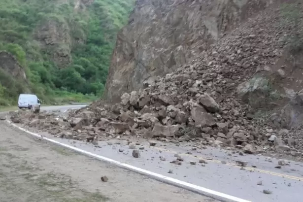Precauci�n extrema: un derrumbe complica el tr�nsito en la Ruta Provincial 18