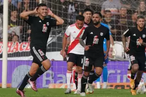 River Plate perdi 2-0 contra Deportivo Riestra y no se pudo trepar a la cima del torneo