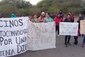 Vecinos autoconvocados se manifestaron en reclamo por la entrega de viviendas