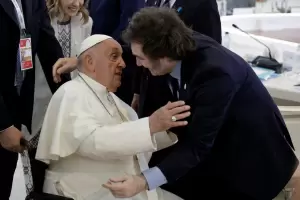 Milei en Italia: el abrazo con el Papa y las charlas con lderes en el G7