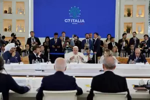 Cumbre del G7: El Papa Francisco pidi prohibir las armas letales operadas por inteligencia artificial