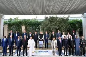 Milei pos con el Papa Francisco en la foto con los lderes del G7