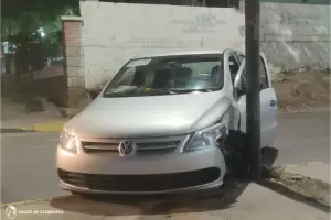 Un automovilista choc contra un poste y termin herido