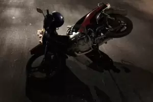 Choque entre dos motos: una joven fue trasladada al hospital