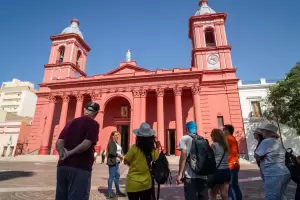 Pasos con Historia vuelve al centro: un recorrido por la Plaza 25 de Mayo y los edificios que la rodean