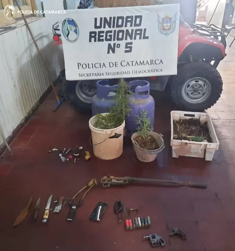 Detienen a dos personas y secuestran armas de fuego