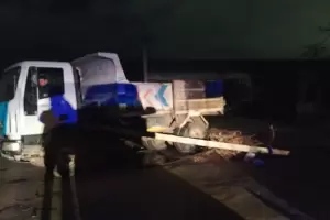 Trabajadores de la Planta de Tratamiento de Residuos chocaron con un poste de luz
