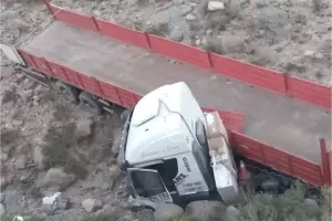 Un camin cay en un precipicio en la Cuesta de Randolfo