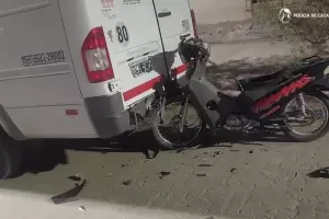 Un motociclista result herido tras chocar contra una combi estacionada